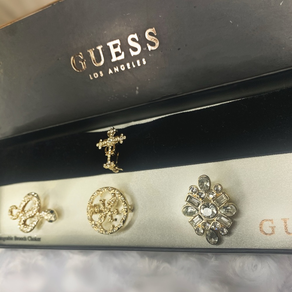 Guess Choker Set